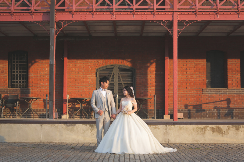 赤レンガを背景に