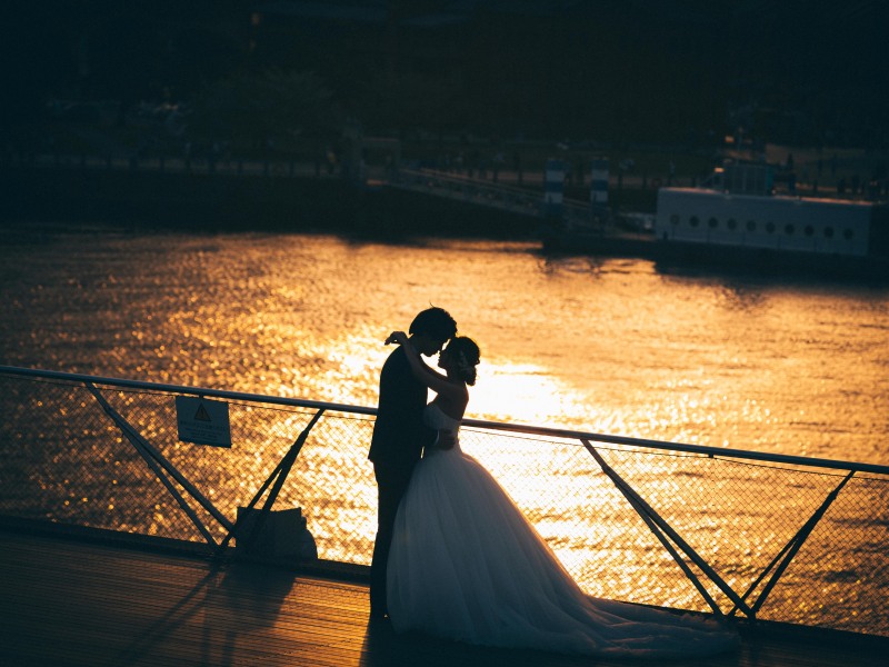 沈みかける夕日を背景に。