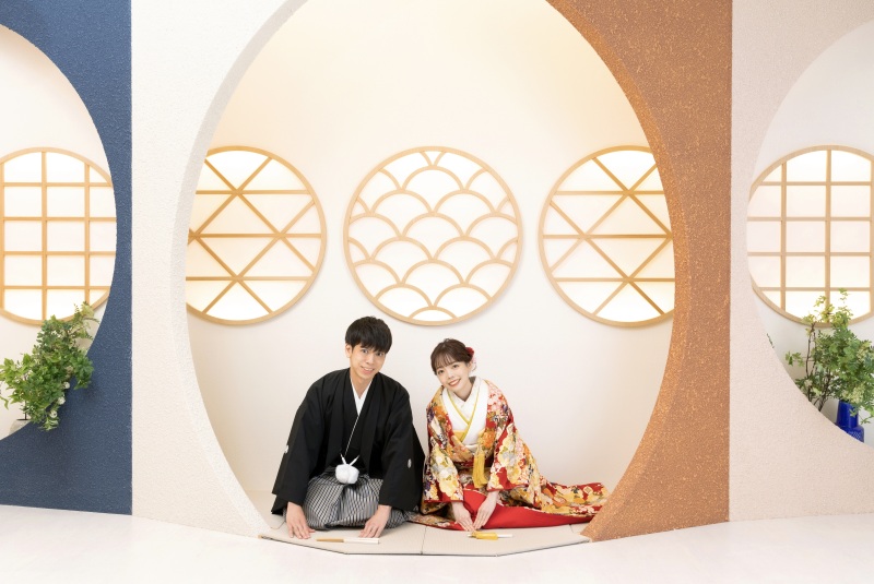 赤い色打掛×障子の背景