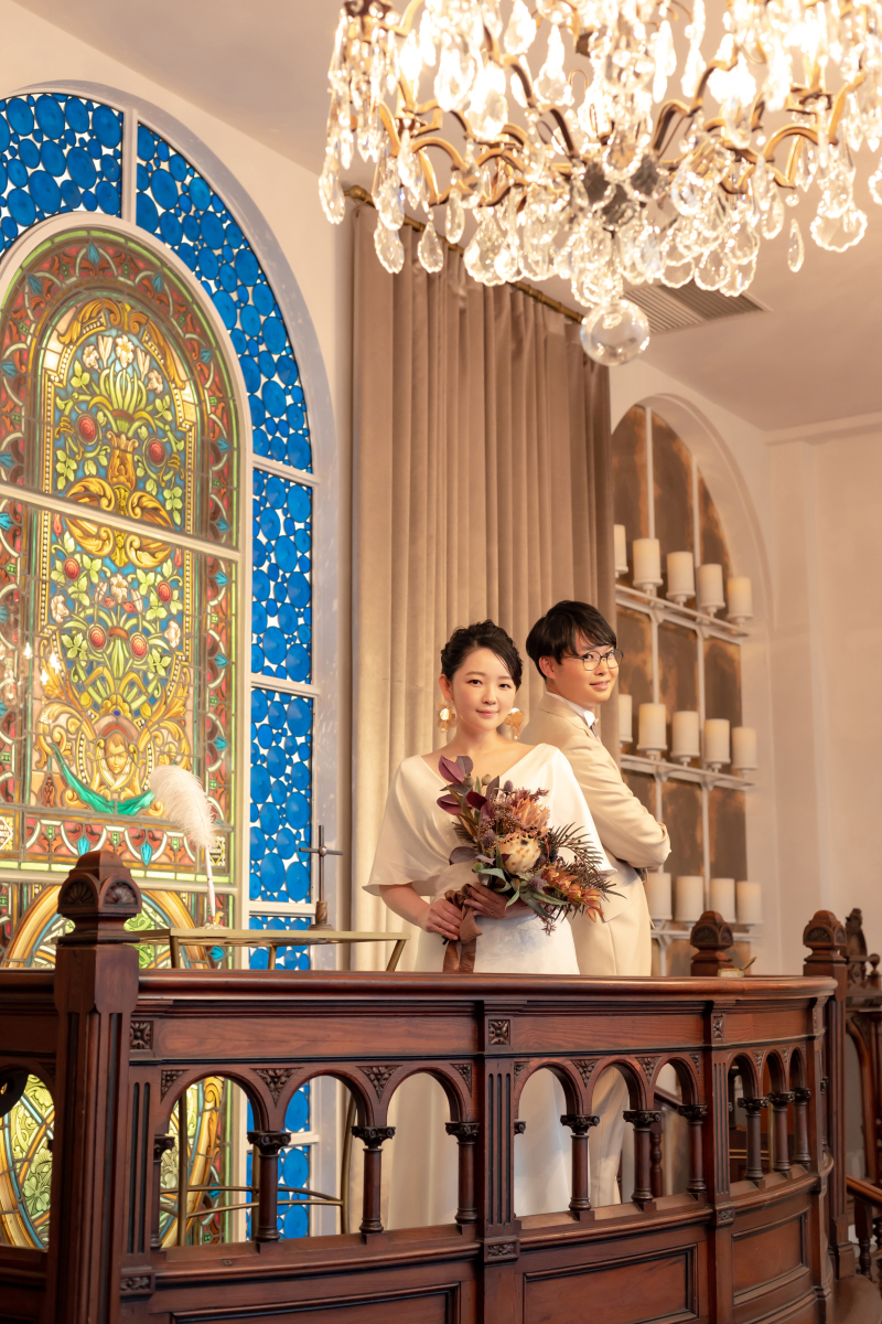 祭壇での背中合わせショット