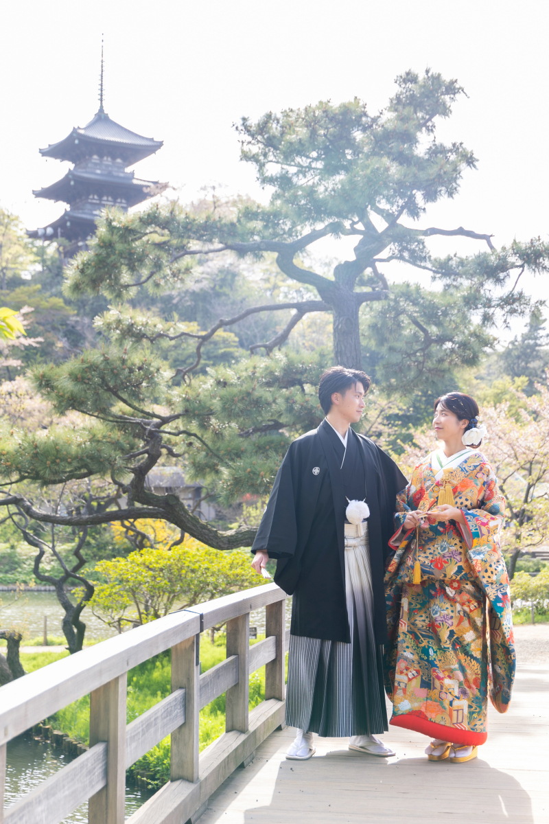 三重塔を背景に