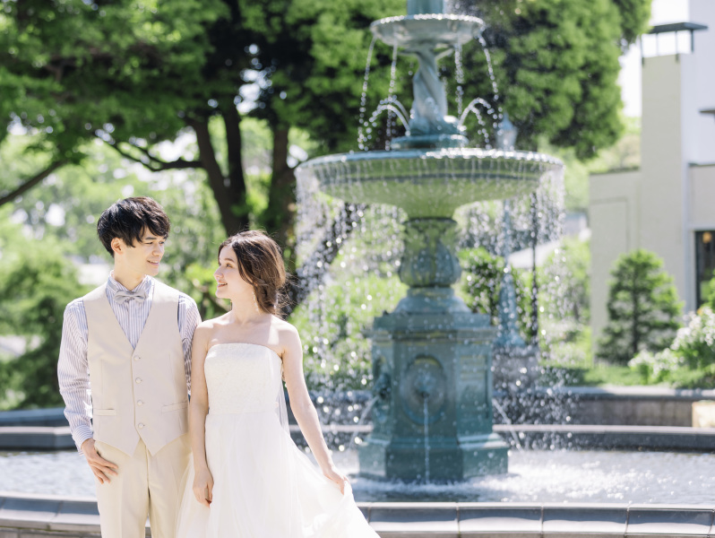 陽光の中に水の滴を煌めかせる噴水