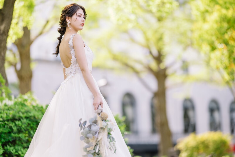 ウエディングドレスが映えるガーデンフォト