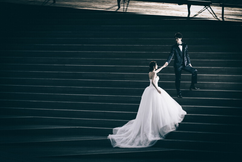 ロングトレーンを広げてロマンチックなお写真を