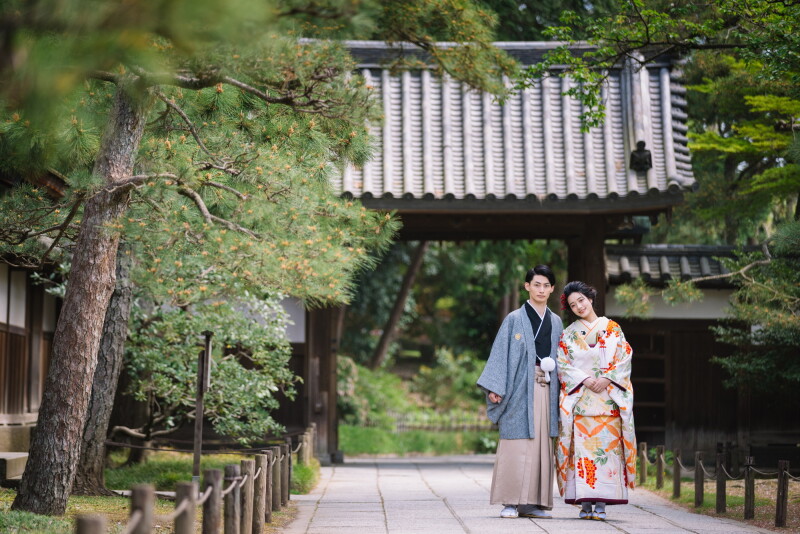 歴史的建築物や自然と一緒に