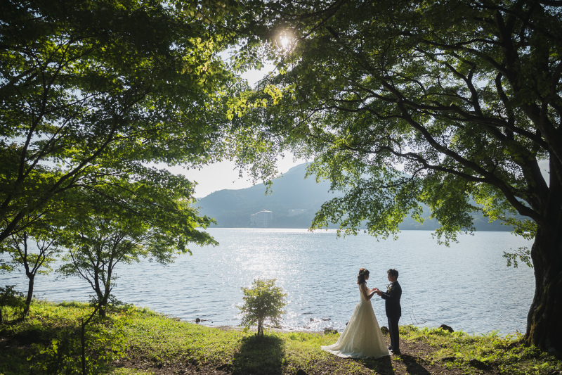 キラキラ綺麗な湖畔での撮影