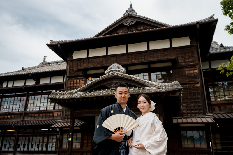 歴史的建造物の前で