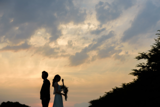シルエットも良い雰囲気。ふっと、力が抜けた瞬間を、二人の空気感を壊さぬように。