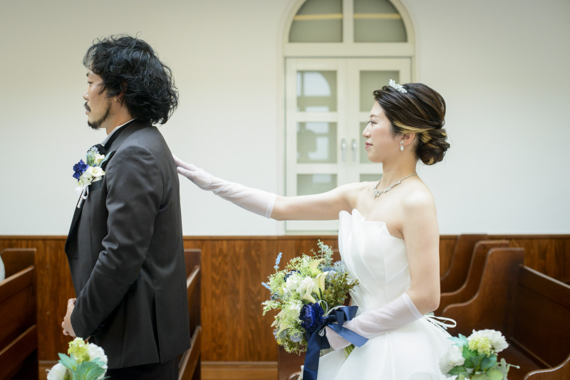 新郎様の方にそっとふれ…