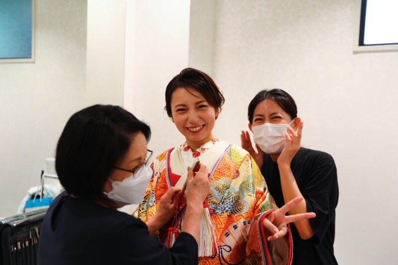 色打掛の着付けスタート♪