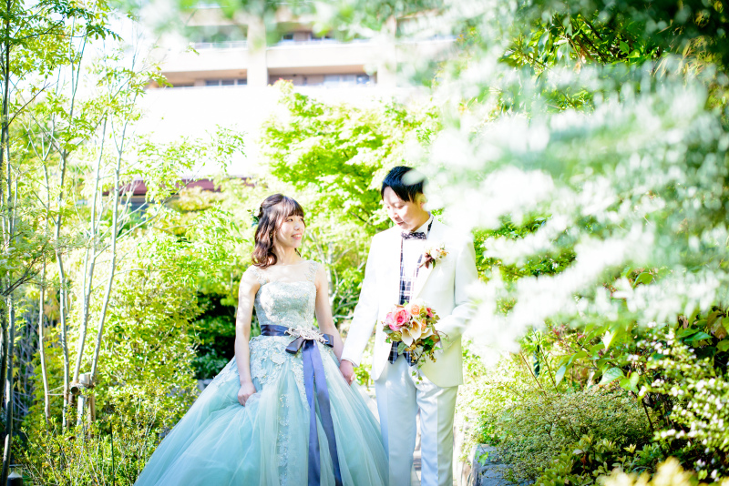 洋風ガーデンでの撮影はカクテルドレスが良く映えます