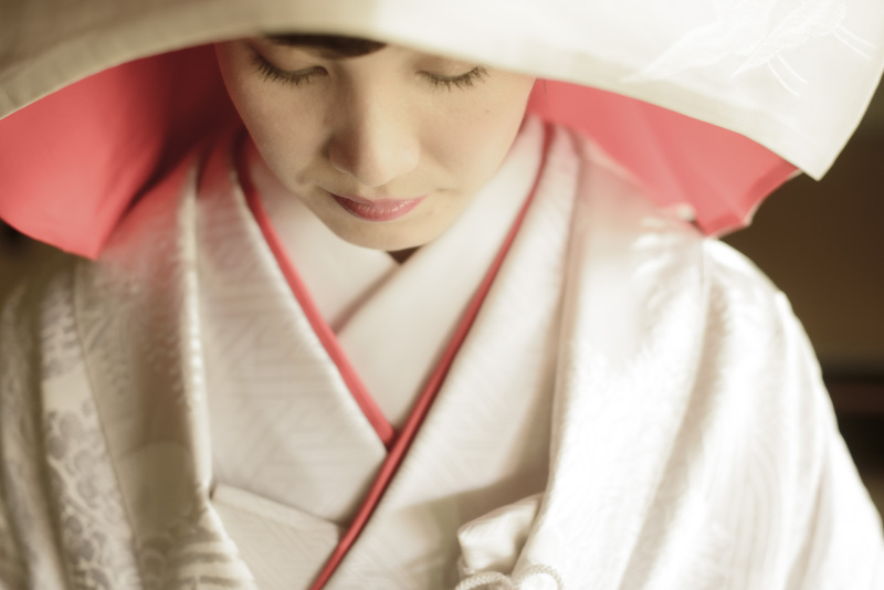 伝統的な白無垢に綿帽子スタイル