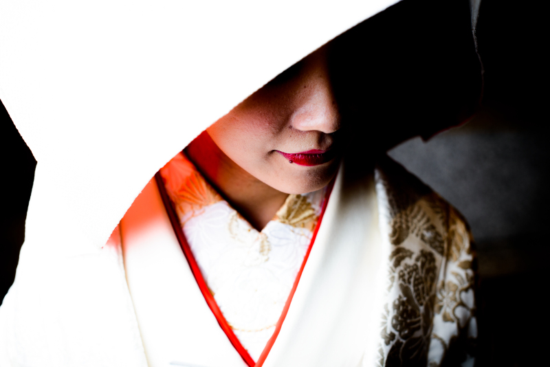 日本の伝統的な綿帽子から見える口元がきれいな瞬間です！