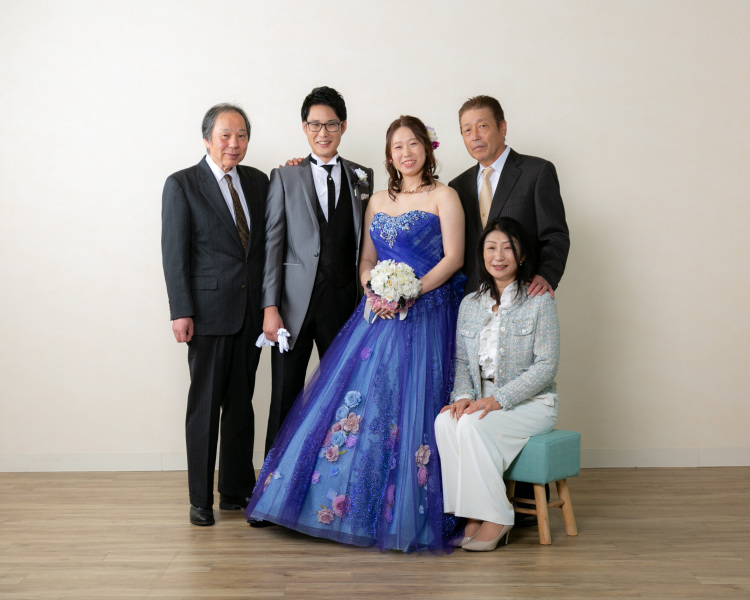 オプション追加でカラードレスも!