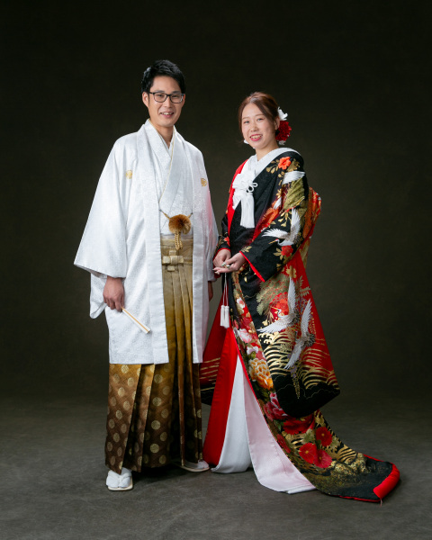 【本格和装でスタジオフォト】色打掛、白無垢どちらかをチョイス!(家族との撮影も無料、美容、データ付き)
