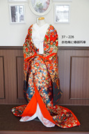 37-226　赤地梅に椿御所車