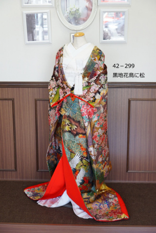 42-299　黒地花鳥に松