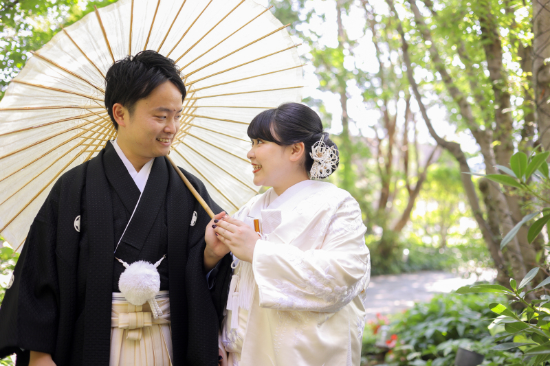 緑あふれる式場のエントランにて