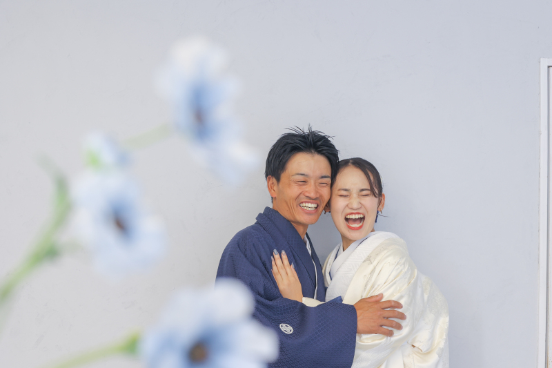 お花越しのとびきり笑顔