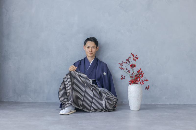 紺の紋服で凛とした印象に