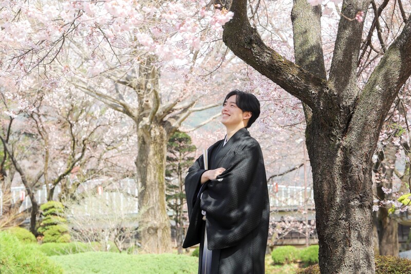 黒紋服で凛とした佇まい