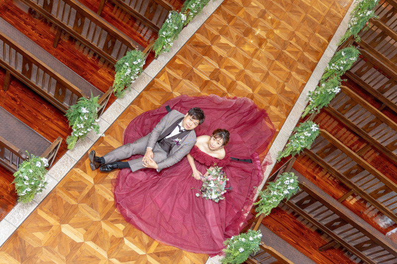 バージンロードに大きく広がったカラードレス