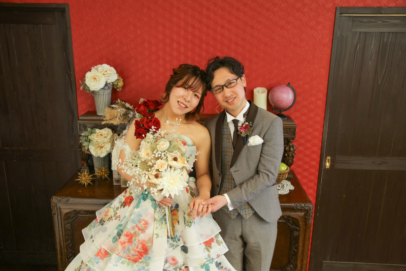 赤い壁紙とアンティーク家具で雰囲気チェンジ！