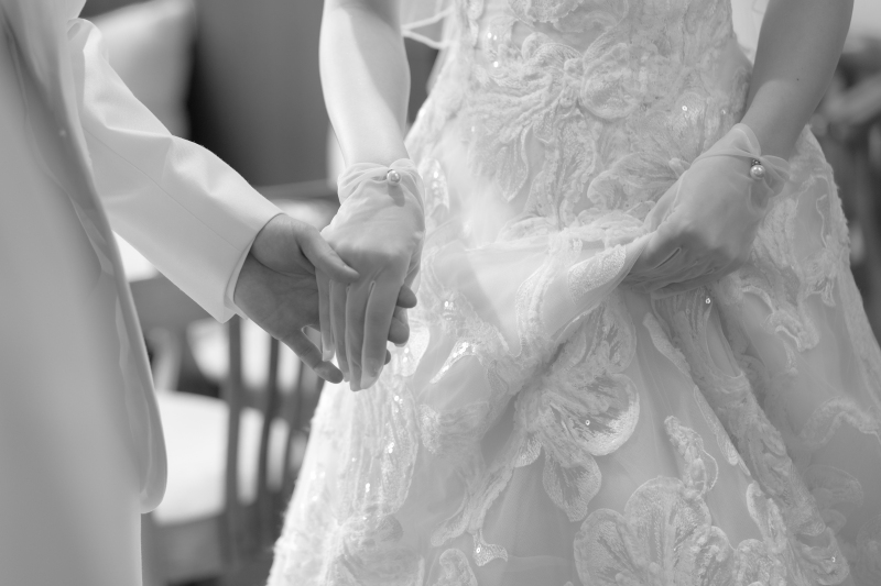 優しく手を取り合うお2人