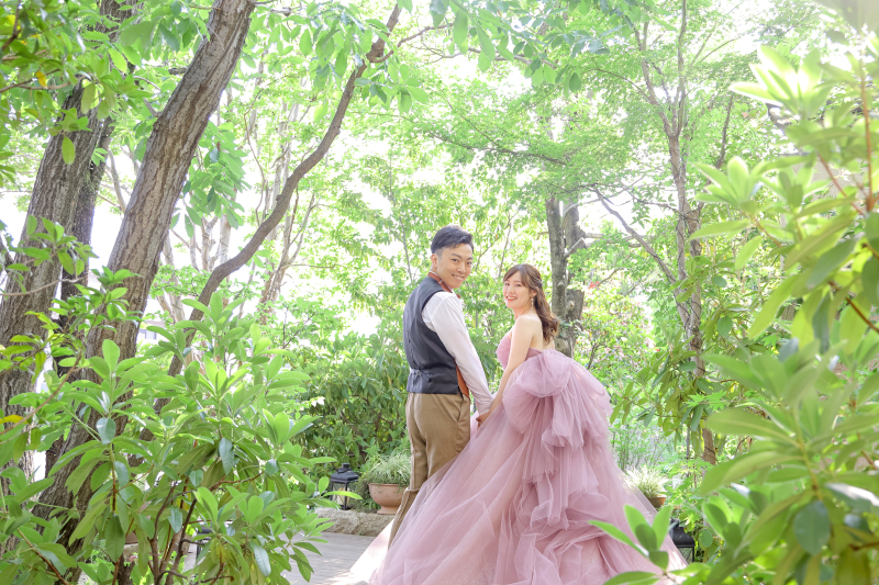 緑溢れるエントランスにて