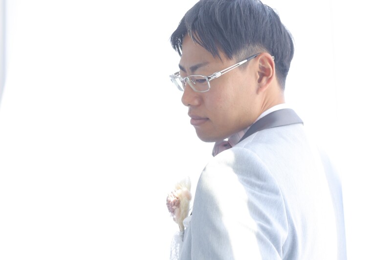 グレータキシードで洗練された印象に