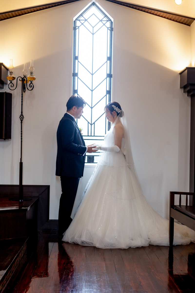 チャペルの小窓の前で