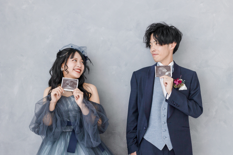 見つめ合うお2人の手には♡