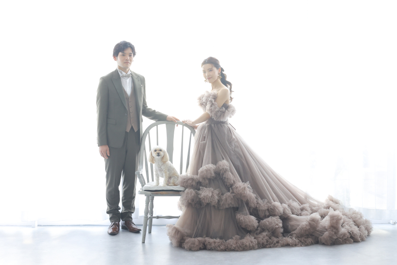 【ペットOK】洋装スタジオプラン|結婚式前撮りにもおすすめ|衣装+美容+着付+撮影|家族の一員|ペットも主役