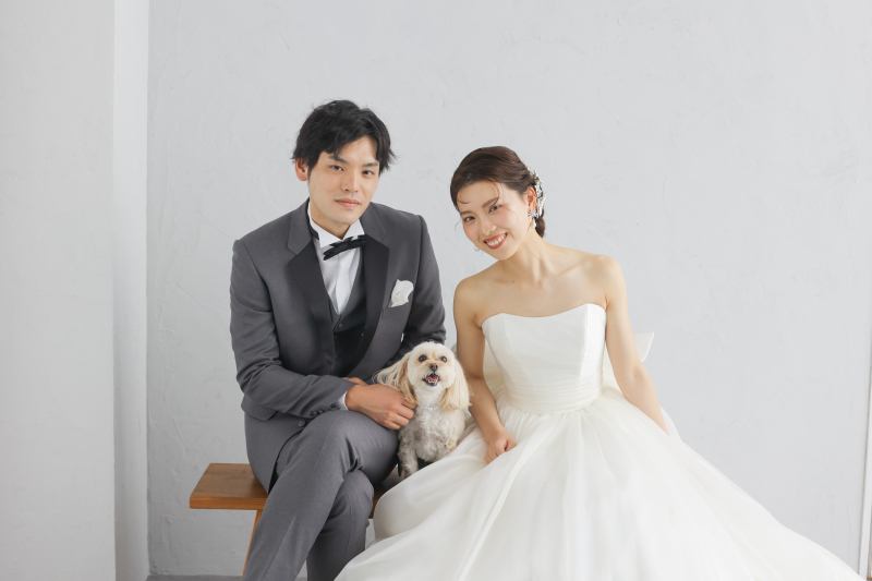 【ペットOK】洋装スタジオプラン|結婚式前撮りにもおすすめ|衣装+美容+着付+撮影|家族の一員|ペットも主役