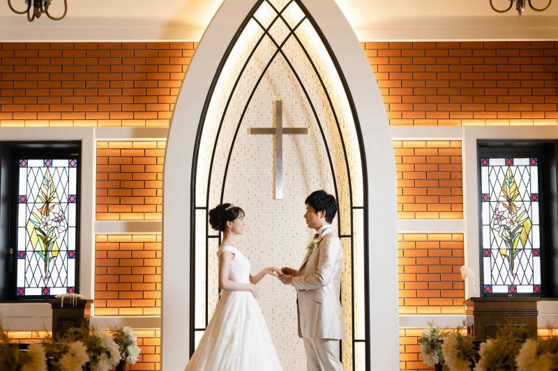 ステンドグラスが光るチャペルで