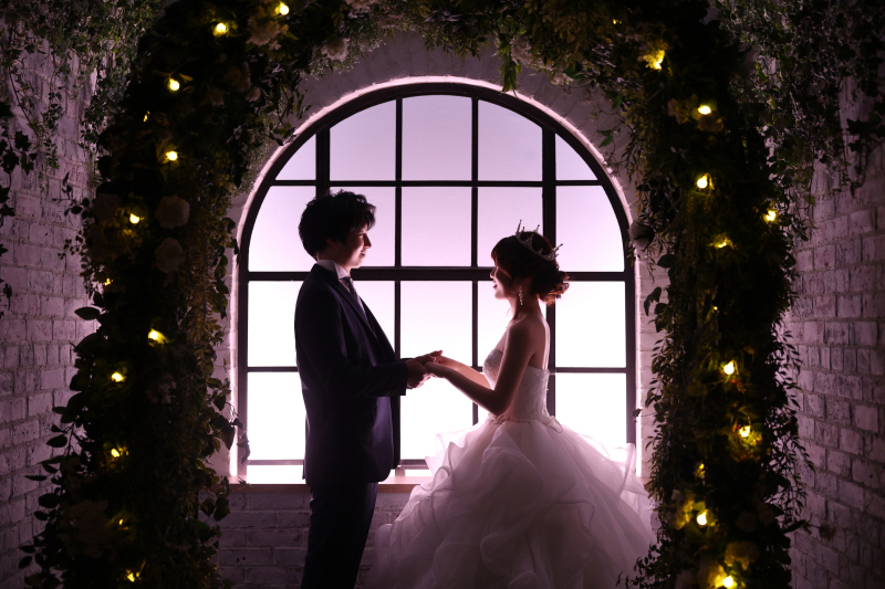 幻想的な空間で手を取り合って