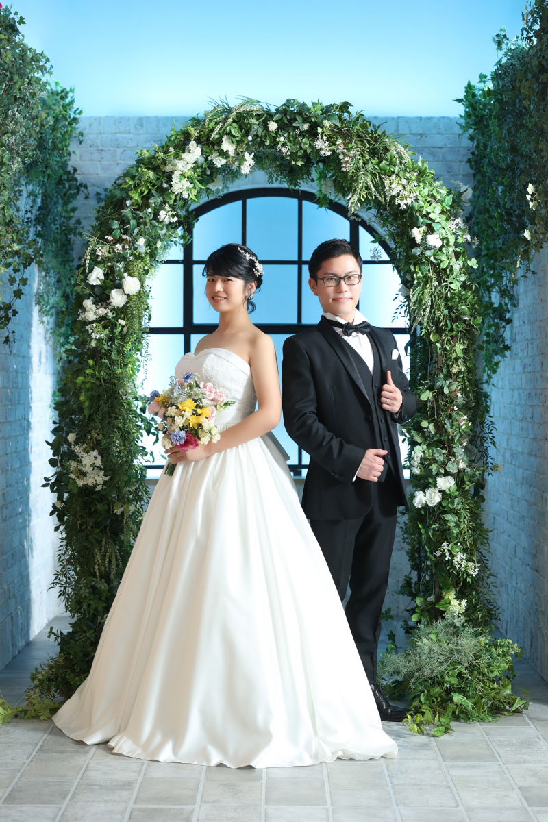 ポーズと表情のギャップを