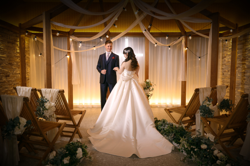 チャペルでご新婦様の手をとって