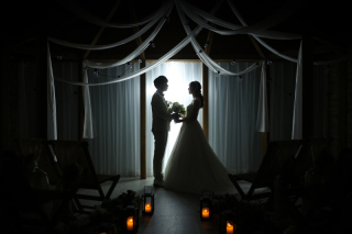 幻想的な空間で愛の誓いを