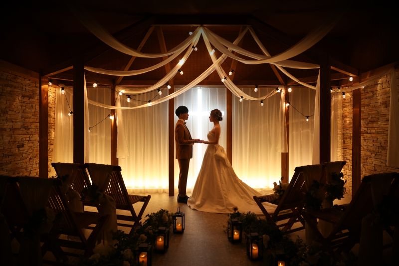 光が灯る幻想的な空間で