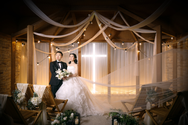 チャペルで寄り添い合って