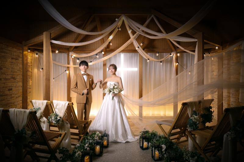 チャペルで手を取り合う