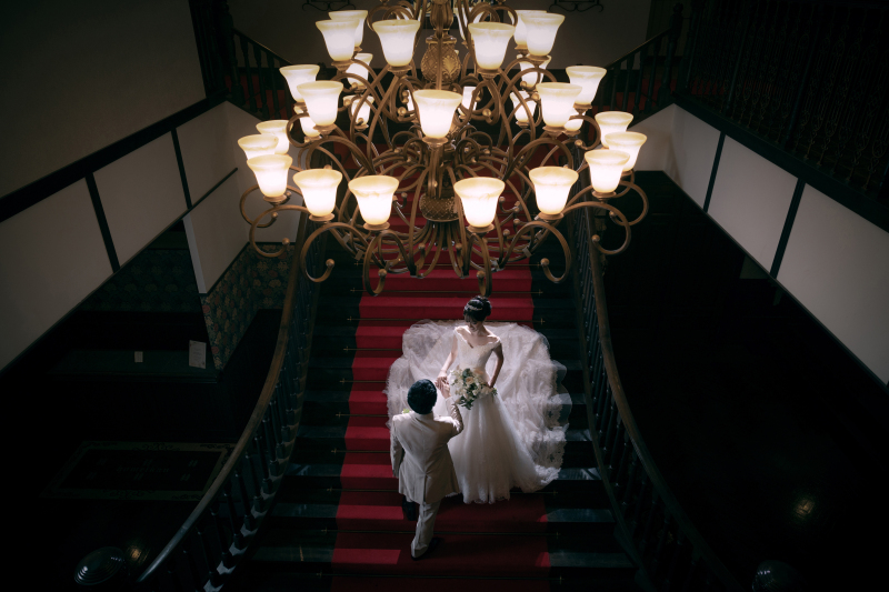 邸宅の階段で運命の出逢い