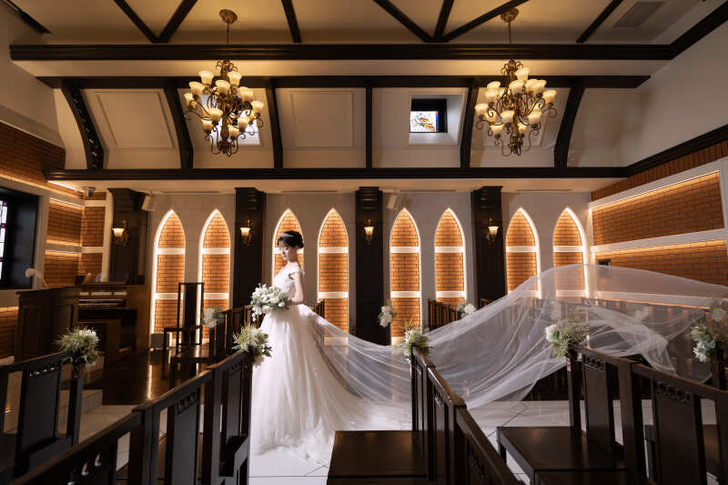 風になびくベールと歩くバージンロード