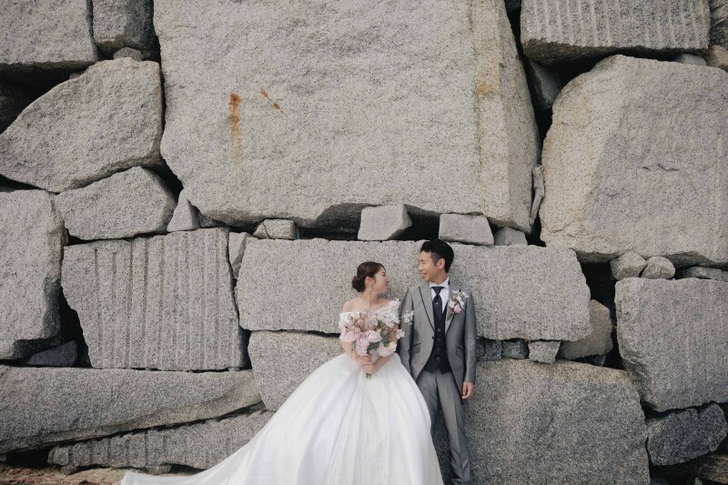 大きな岩をバックに撮影...♫