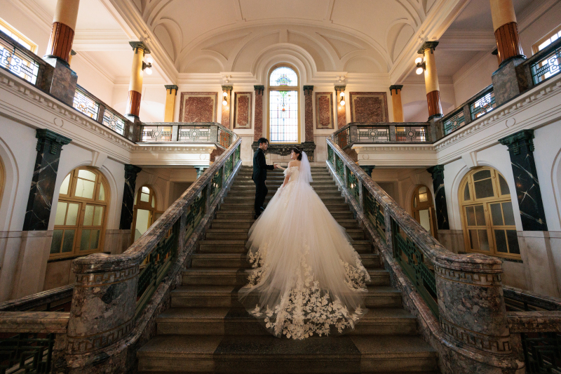 市政資料館の大階段でドラマティックに