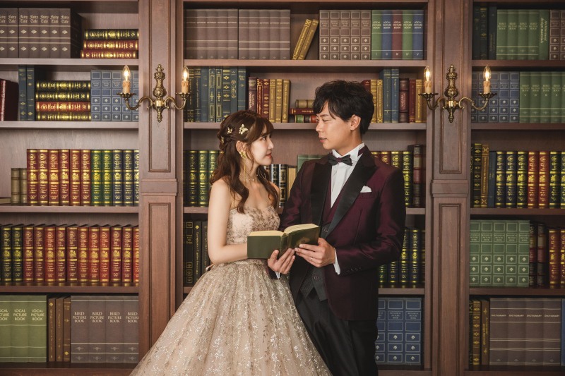 知的でクラシカルな本棚を背景に♪