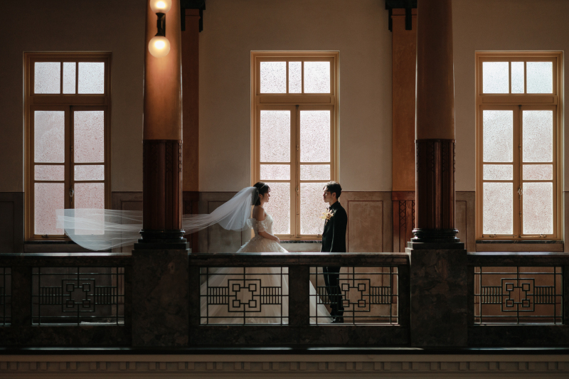 ベールがなびく、逆光ショット