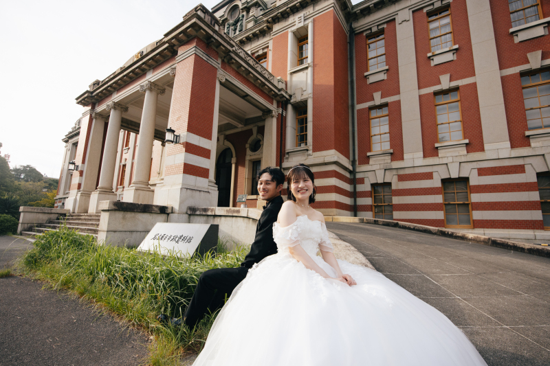 赤レンガの外観で寄り添う一枚