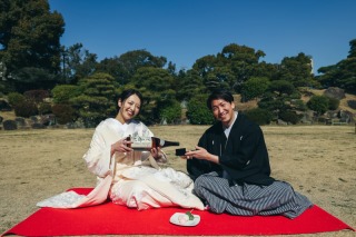 exchange cups of sake with someone
